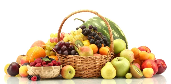 Surtido de frutas y bayas exóticas en cestas aisladas en blanco — Foto de Stock