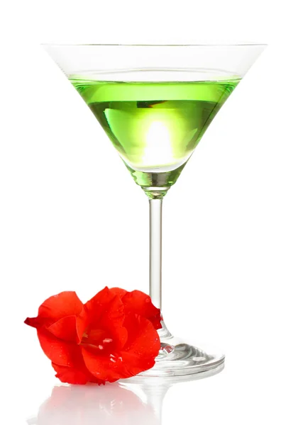 Glas mit Cocktail und Gladiolenknospe isoliert auf weiß — Stockfoto