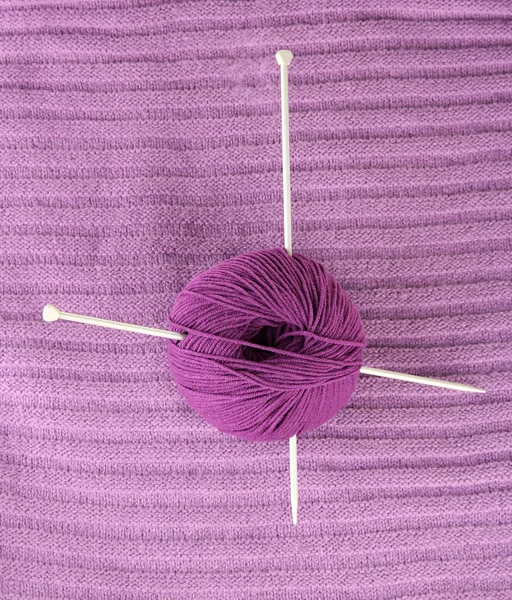 Purple sweater and a ball of wool close-up — Stock Photo, Image