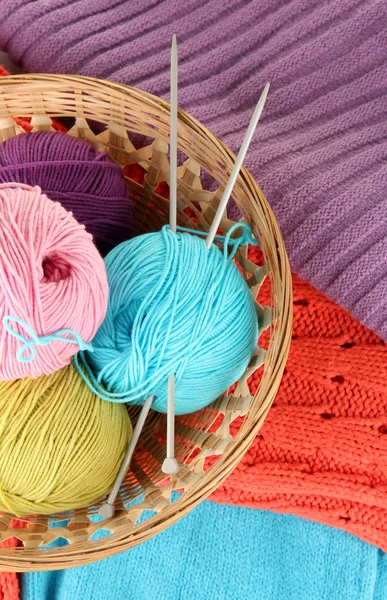 Kolorowe wełniane swetry i kulki z wełny z bliska — Zdjęcie stockowe