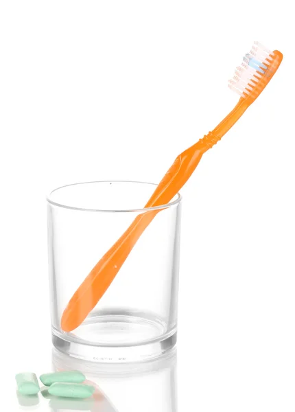 Toothbrush in glass and chewing gum isolated on white — Stock Photo, Image