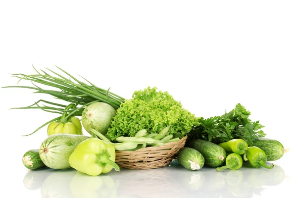 Legumes verdes frescos em cesta isolada em branco — Fotografia de Stock