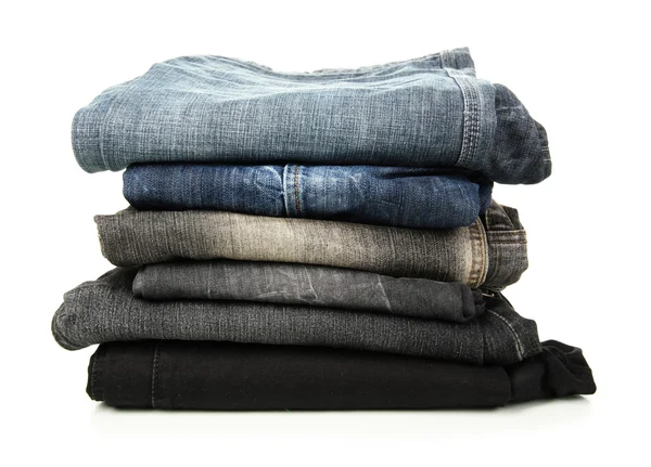 Beaucoup de jeans différents isolés sur blanc — Photo