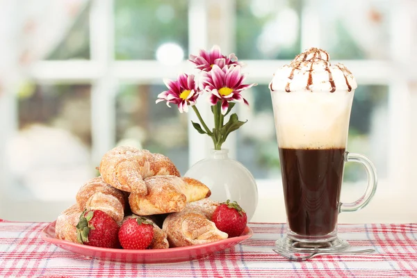 Deliciosos bagels y café fresco en la mesa de cerca —  Fotos de Stock