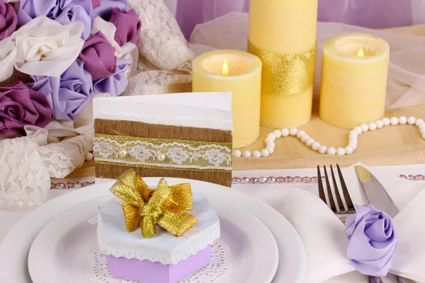 Servir fabulosa mesa de boda en color púrpura y oro sobre fondo de tela blanca y púrpura —  Fotos de Stock