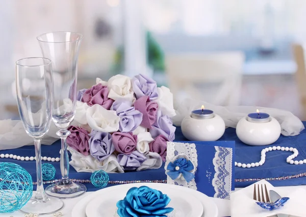 Sirviendo fabulosa mesa de bodas en color púrpura y azul del fondo del restaurante —  Fotos de Stock