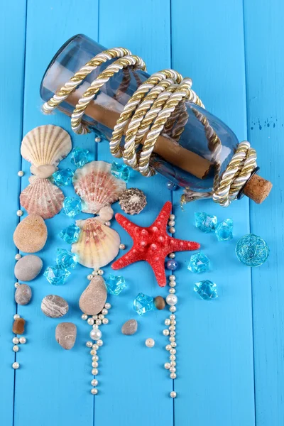 Inrichting van schelpen close-up op blauwe houten tafel — Stockfoto