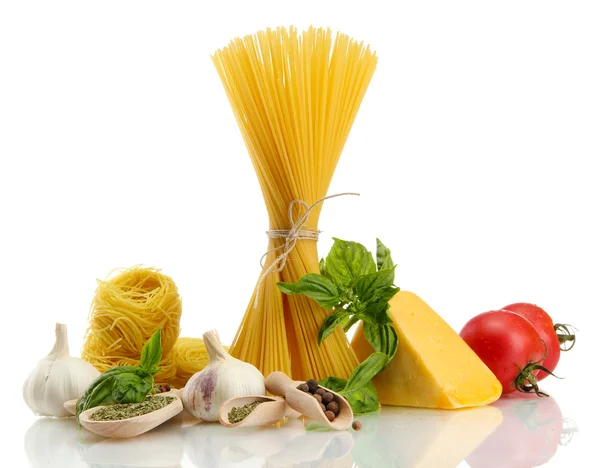 पांढरा वर वेगळे पेस्ट स्पॅगेटी, भाज्या आणि मसाले — स्टॉक फोटो, इमेज