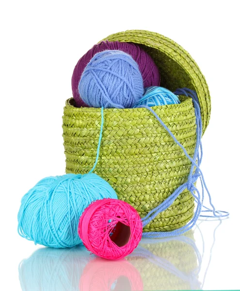 白で隔離されるグリーン バスケット編むことのためのカラフルな糸 — ストック写真