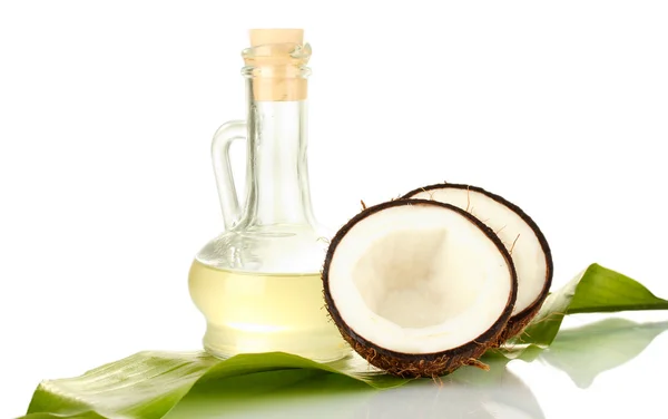 Decanter con olio di cocco e noci di cocco isolato su bianco — Foto Stock