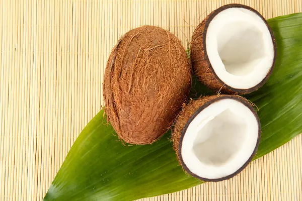 Kokosové ořechy na béžové proutěný mst detail — Stock fotografie