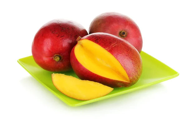 Mango apetecible maduro sobre plato verde aislado sobre blanco —  Fotos de Stock