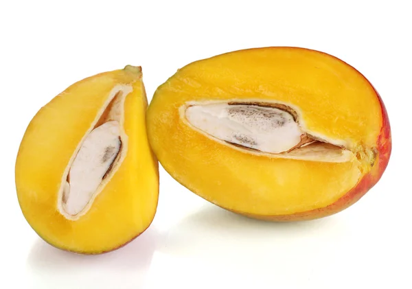 成熟的开胃芒果上白色隔离 — 图库照片