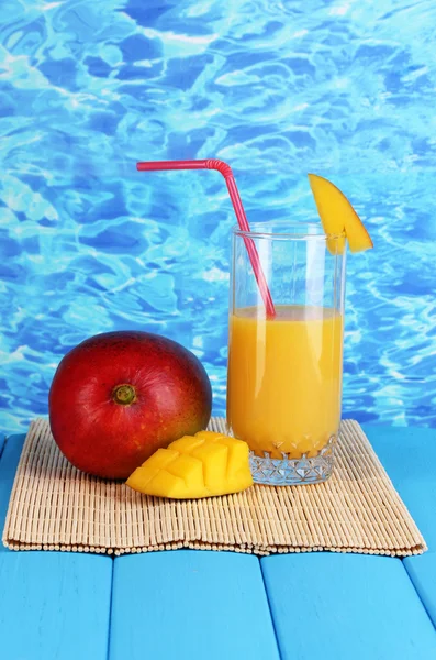 Dojrzałe mango apetyczny na tkaniny serwetka na tle wody — Zdjęcie stockowe
