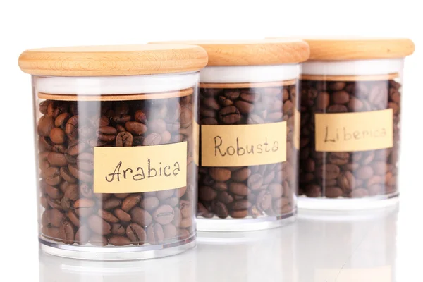 白で隔離される jar ファイルのコーヒー豆 — ストック写真