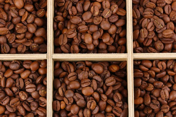 Kávová zrna v dřevěné krabici detail — Stock fotografie