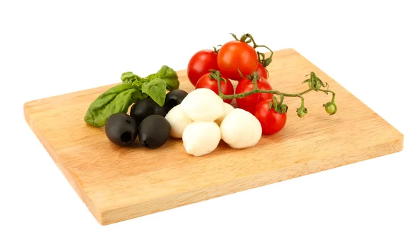 白で隔離されるまな板の上野菜とチーズ モッツァレラ — ストック写真