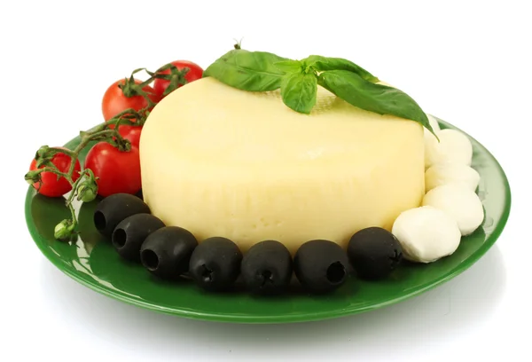 Sýr mozzarella s zeleninou v isolataed deska na bílém pozadí — Stock fotografie