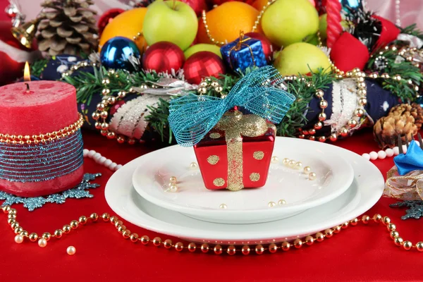 Serve tavola di Natale su sfondo di tessuto bianco e rosso primo piano — Foto Stock