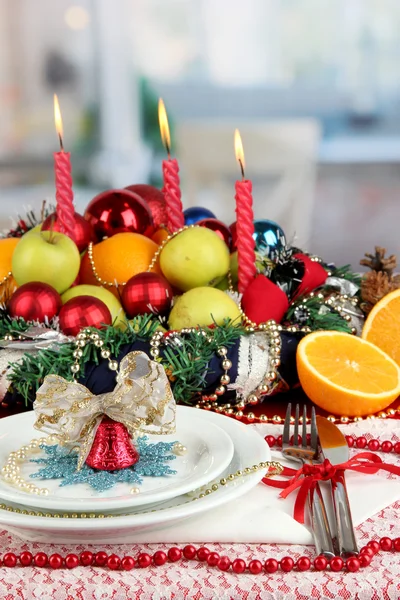 Sirviendo mesa de Navidad en el fondo de la habitación —  Fotos de Stock