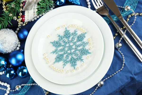 Servindo mesa de Natal em tom azul close-up — Fotografia de Stock
