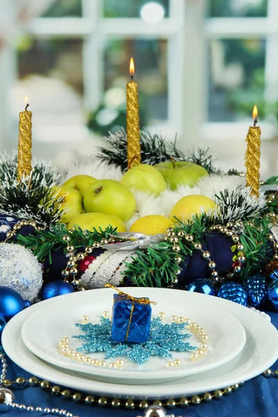 Servindo mesa de Natal em tom azul no fundo da janela — Fotografia de Stock