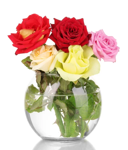 白で隔離されるガラス花瓶に美しいバラの花 — ストック写真