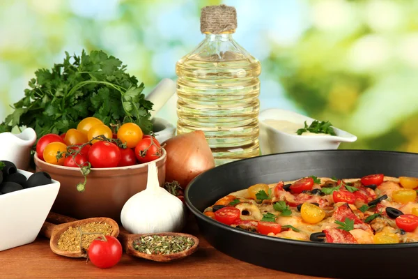 Colorful composition of delicious pizza, vegetables and spices on wooden background close-up — Stock Photo, Image