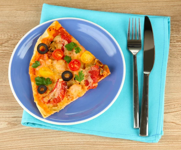 Ahşap zemin üzerine lezzetli pizza bir dilim ile plaka — Stok fotoğraf