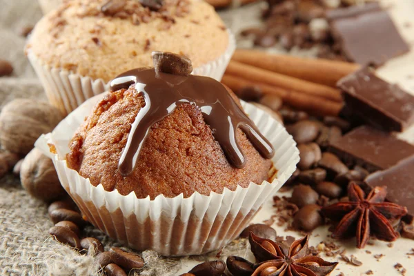 Muffin smaczne ciasta z nasion czekolady, kawy i przypraw, na beżowym tle — Zdjęcie stockowe