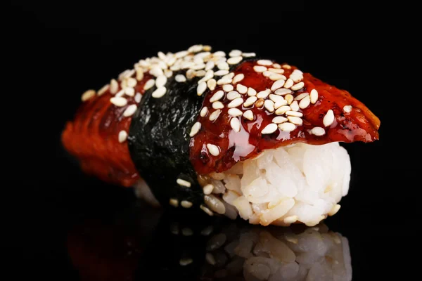 黒に分離された美味しいお寿司 — ストック写真