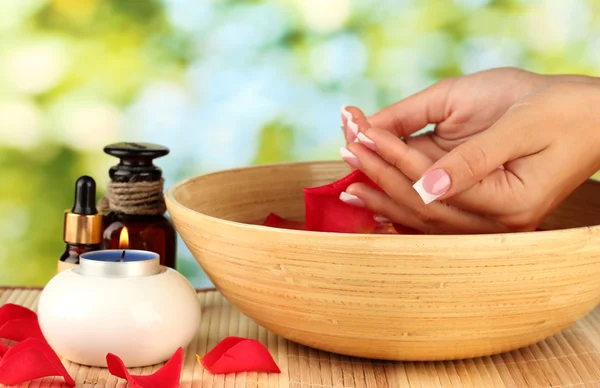 Tratamientos de spa para manos femeninas, sobre fondo verde — Foto de Stock