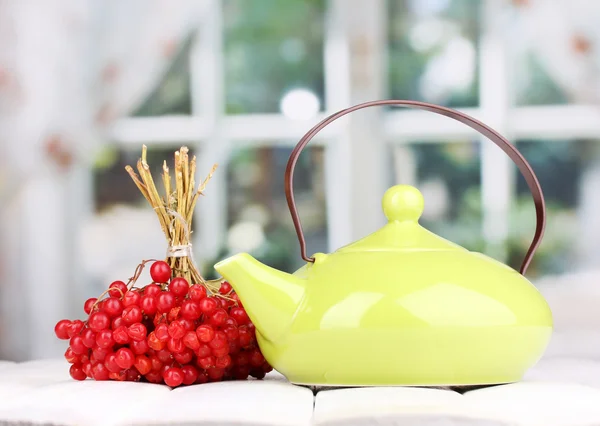 Chá com viburnum vermelho na mesa no fundo brilhante — Fotografia de Stock