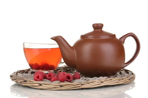 Té con frambuesas aisladas en blanco — Foto de Stock