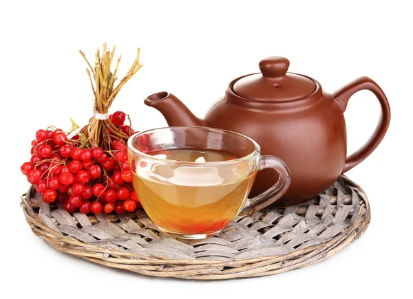 Tè con viburno rosso isolato su bianco — Foto Stock