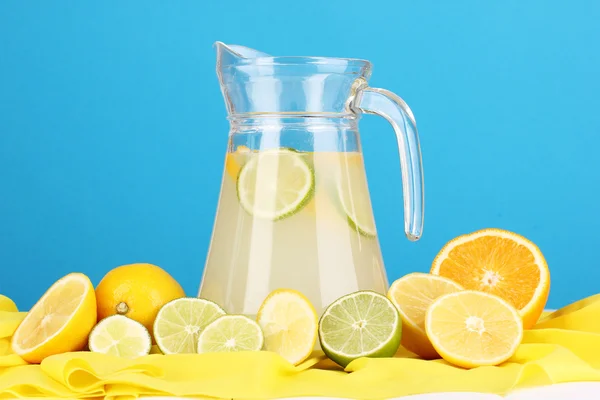 Citrus limonádé, üveg kancsó, citrus, ezen a környéken: a kék alapon sárga szövet — Stock Fotó