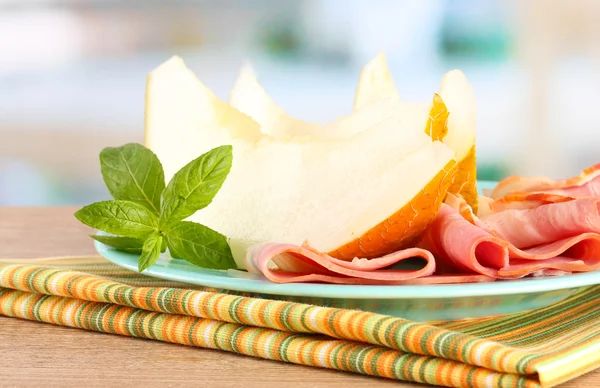 Jamón y melón parma, sobre mesa de madera —  Fotos de Stock