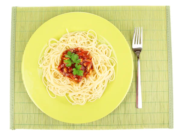 Spaghetti italiani in piatto su tappetino di bambù — Foto Stock