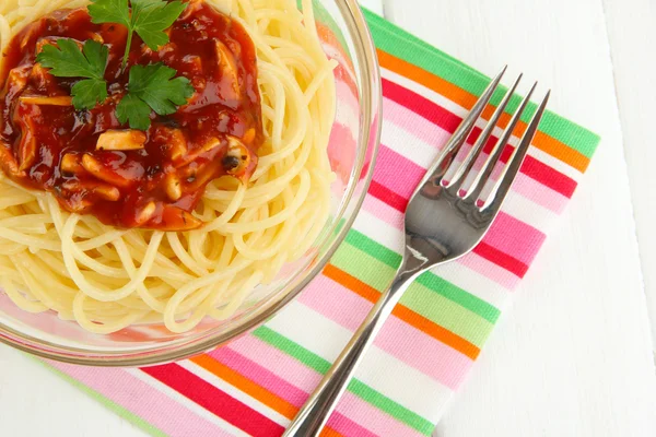 Espaguete italiano em tigela de vidro na mesa de madeira — Fotografia de Stock