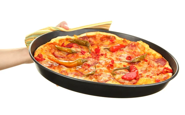 Mão segurando pizza de pepperoni na panela isolada no branco — Fotografia de Stock