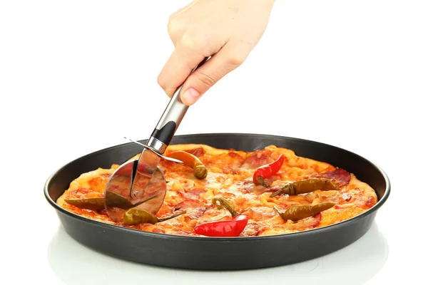 Tagliando gustosa pizza al salame in padella isolata su bianco — Foto Stock