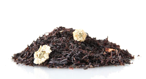 Aromatiska svart torr te med blommor, isolerad på vit — Stockfoto