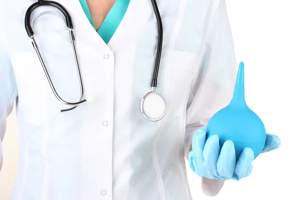 Medico con clistere in mano. isolato su bianco — Foto Stock