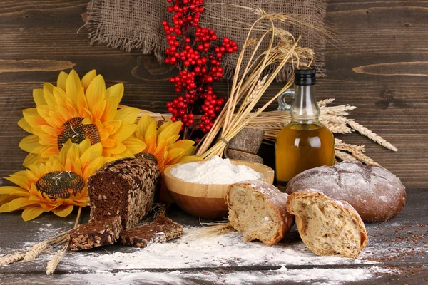 Roggenbrot auf Holztisch auf Holzgrund — Stockfoto