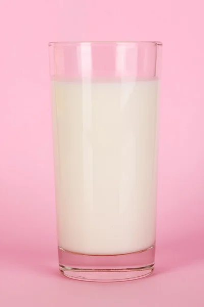Vaso de leche fresca sobre fondo rosa — Foto de Stock