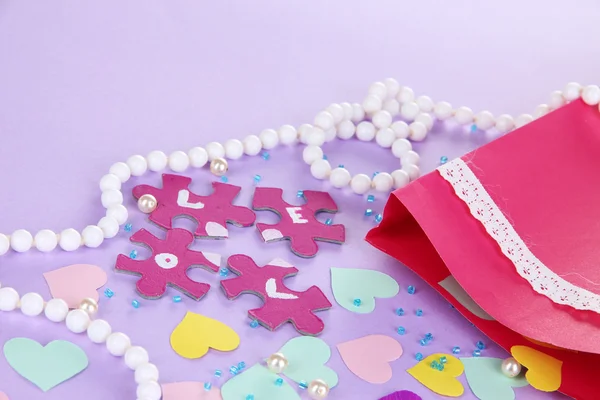 Bella composizione di carta San Valentino e decorazioni su sfondo viola primo piano — Foto Stock