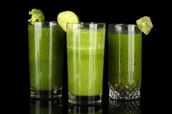 Three kinds of green juice isolated on black — Stock Photo, Image