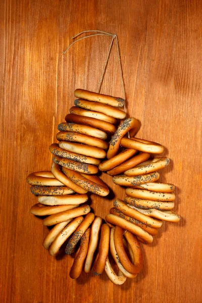 Ízletes bagels, kötélen, fából készült háttér — Stock Fotó