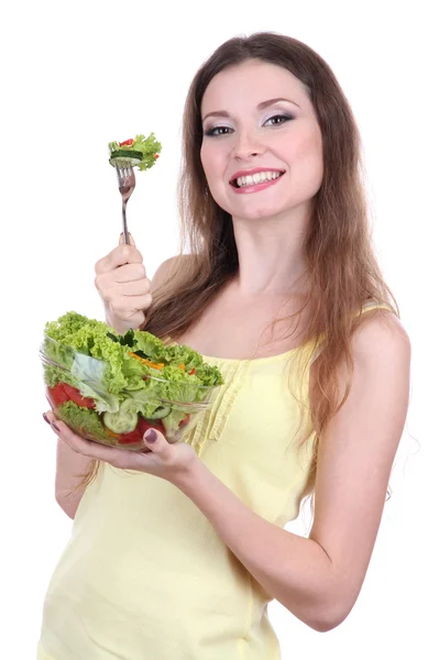 Mooie vrouw met plantaardige salade geïsoleerd op wit — Stockfoto