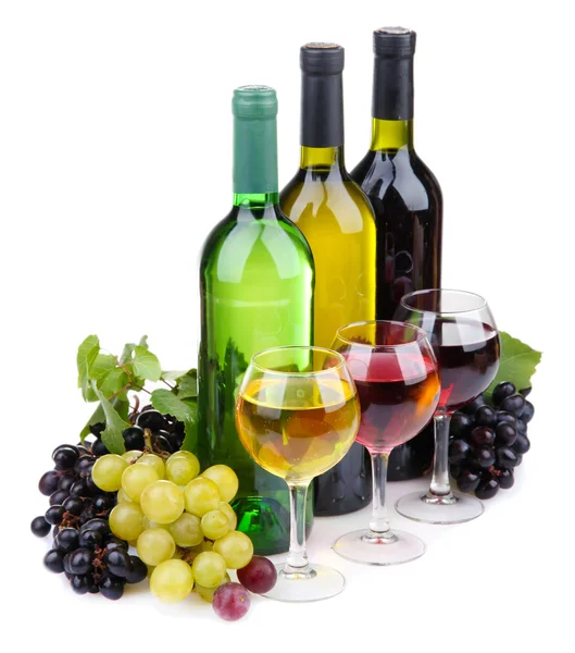 Botellas y copas de vino y surtido de uvas, aisladas sobre blanco — Foto de Stock